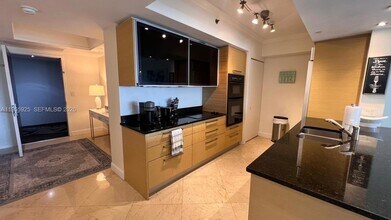 1830 S Ocean Dr, Unit 2204 in Hallandale Beach, FL - Foto de edificio - Building Photo