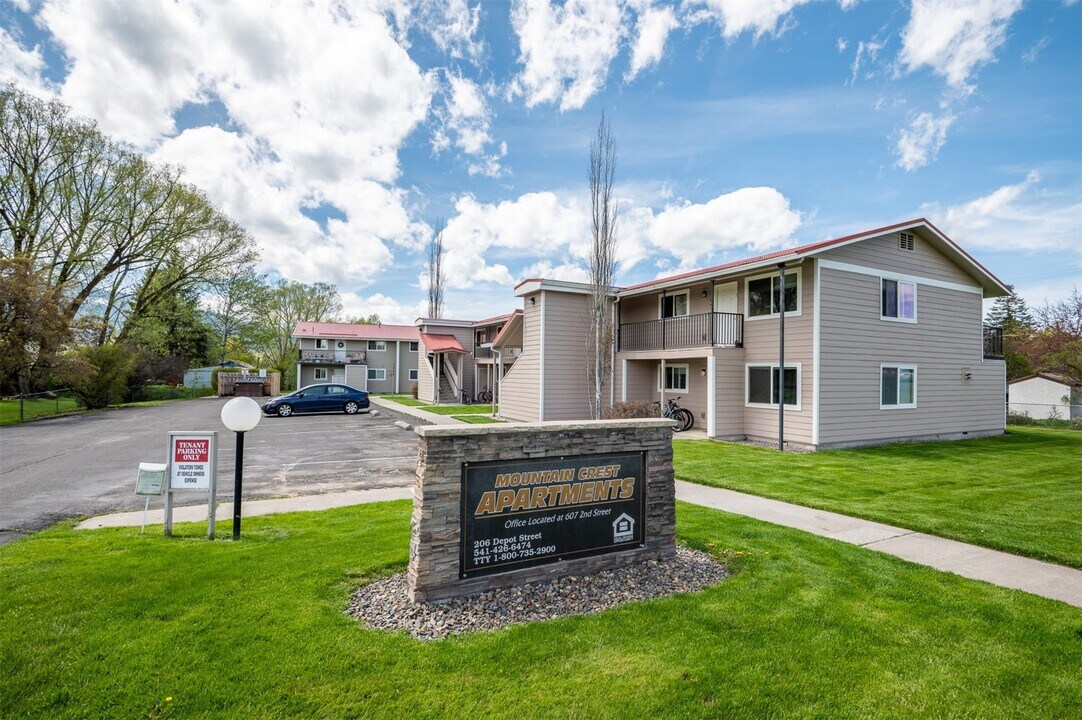 607 SW 2nd St in Enterprise, OR - Building Photo