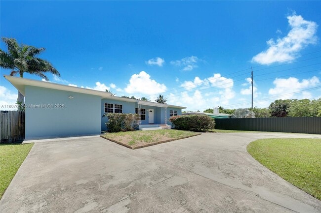 13521 S Biscayne River Dr in Miami, FL - Building Photo - Building Photo