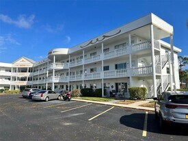 2428 Columbia Dr in Clearwater, FL - Building Photo