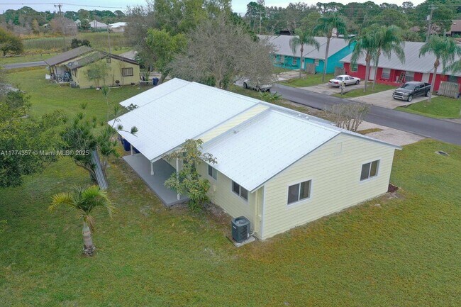 4667 SE Salvatori Rd in Stuart, FL - Building Photo - Building Photo