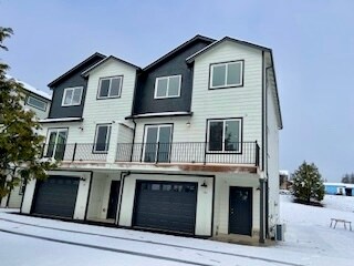 95 Erickson Ave, Unit 95A in Shady Cove, OR - Building Photo