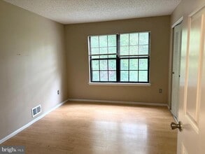 31 Kite Ct in Lawrence Township, NJ - Foto de edificio - Building Photo