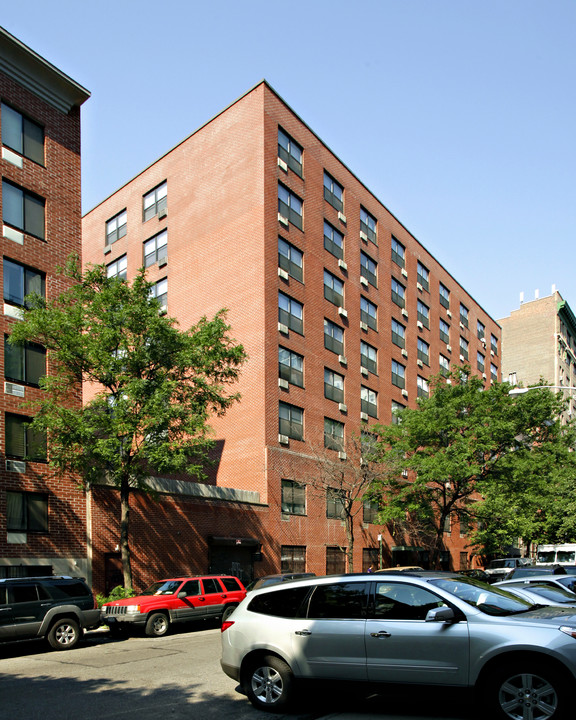 320 E 22nd St in New York, NY - Building Photo