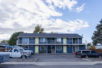 24 S Quay St. in Kennewick, WA - Foto de edificio - Building Photo