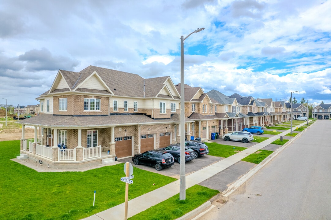 Royal Valley at Victoria Park in Guelph, ON - Building Photo