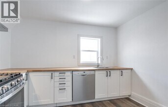 198 Sherman Ave N in Hamilton, ON - Building Photo - Building Photo