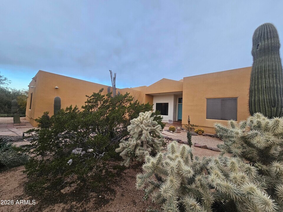 6540 E Maria Dr in Cave Creek, AZ - Foto de edificio