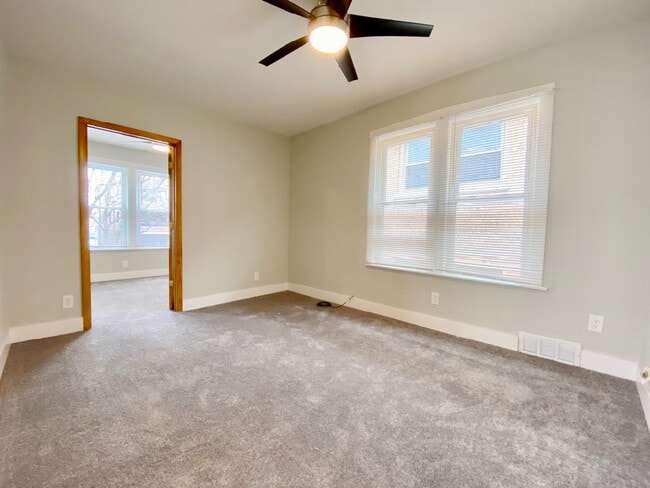 5517 W Higgins Ave, Unit 2 in Chicago, IL - Foto de edificio - Building Photo