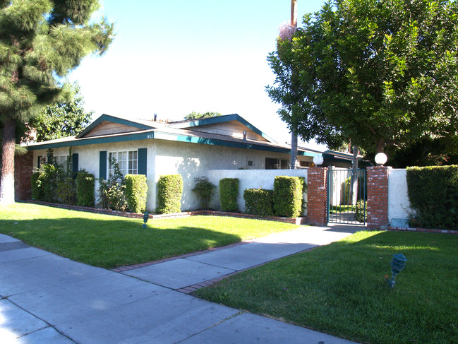 Knott Village Apartments in Anaheim, CA - Building Photo - Building Photo