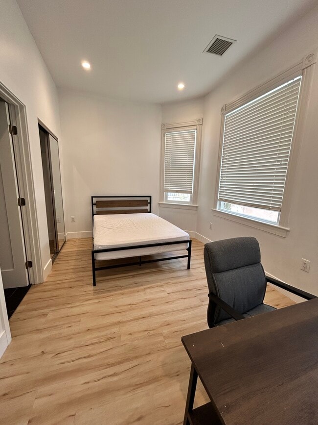 1334 W 22nd St in Los Angeles, CA - Foto de edificio - Building Photo