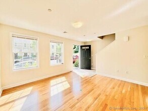 40 Stoneridge Cir in Stamford, CT - Foto de edificio - Building Photo