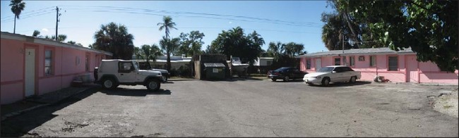7 Family in Naples, FL - Foto de edificio - Building Photo