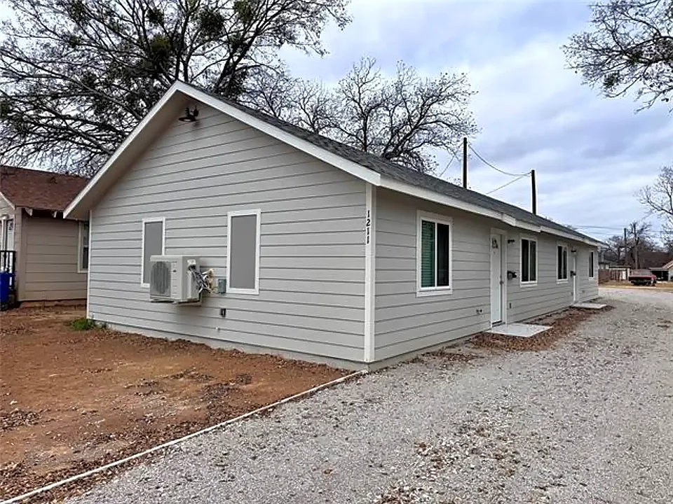 1211 Avenue A in Brownwood, TX - Building Photo