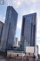 395 Square One Dr in Mississauga, ON - Building Photo