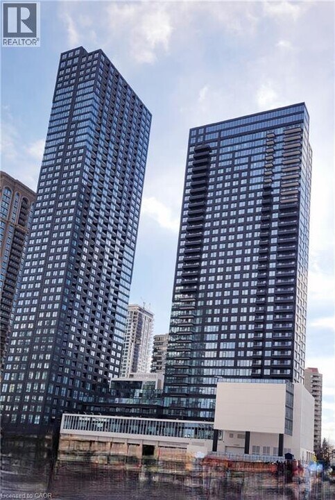 395 Square One Dr in Mississauga, ON - Building Photo