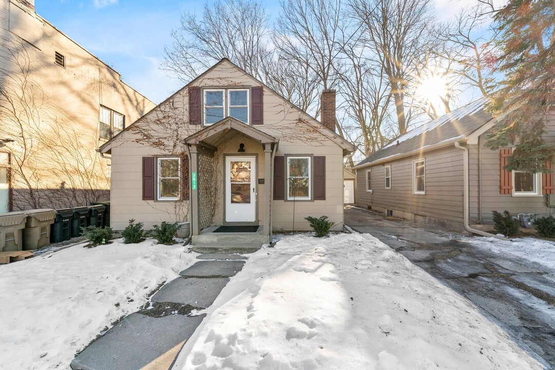 2613 University Ave in Madison, WI - Building Photo