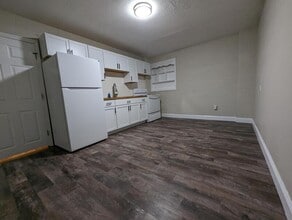 702 S Roche St in Knoxville, IA - Building Photo - Building Photo