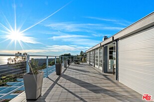 9402 Houston Rd in Malibu, CA - Building Photo