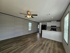 507 Suwanee Dr in North Fort Myers, FL - Building Photo