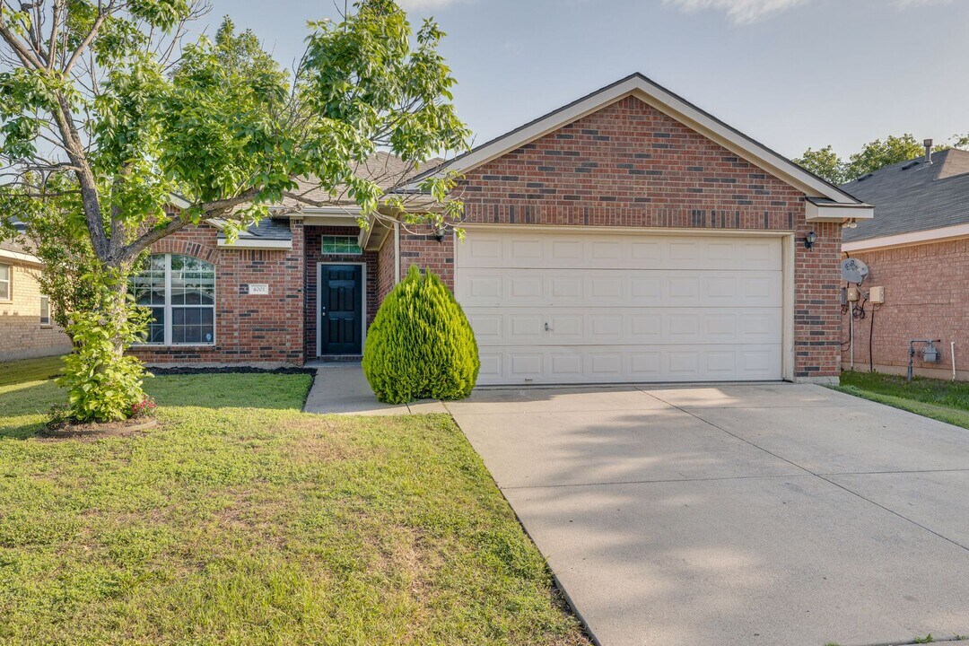 4001 Rochester Dr in Fort Worth, TX - Building Photo