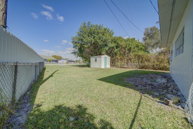 1471 NW 93rd St in Miami, FL - Foto de edificio - Building Photo