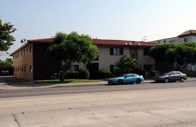 4111 W Rosecrans Ave in Lawndale, CA - Foto de edificio - Building Photo