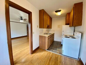 Parkway Apartments in Seattle, WA - Building Photo - Interior Photo