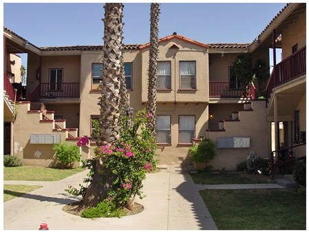 Marine Court in Wilmington, CA - Foto de edificio - Building Photo