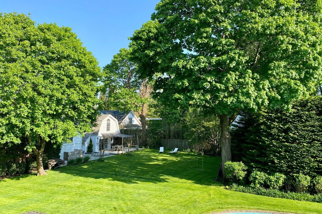 140 Little Plains Rd in Southampton, NY - Foto de edificio