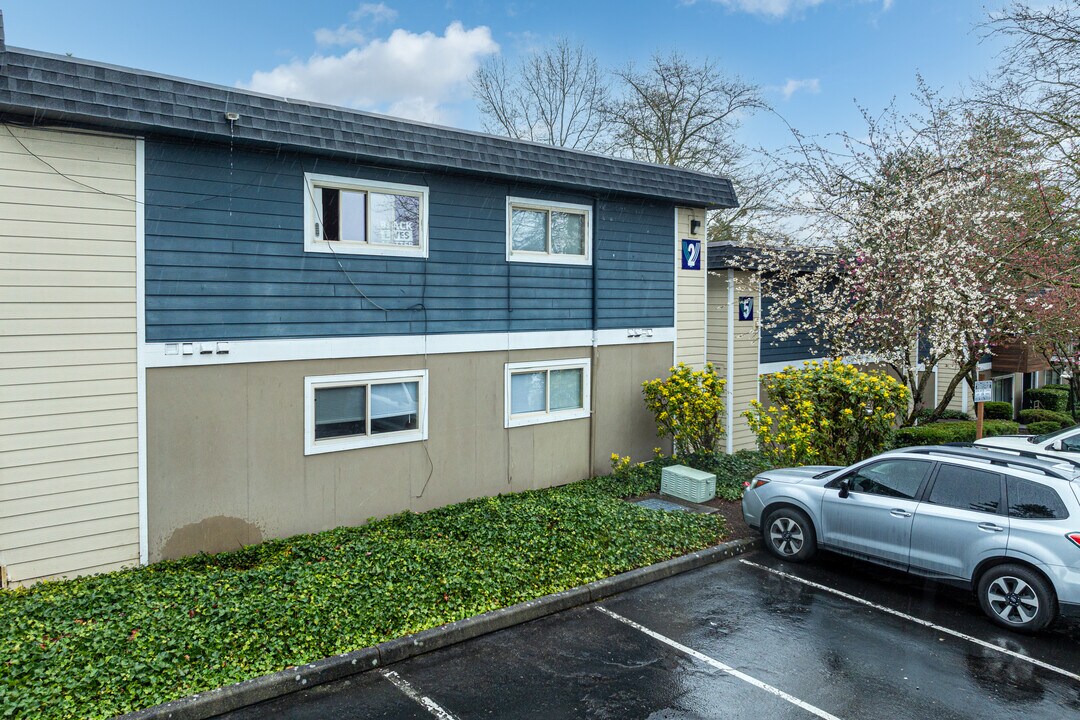 Rainier Crest in Renton, WA - Building Photo