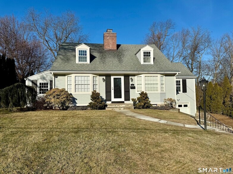 16 Killian Ave in Trumbull, CT - Foto de edificio