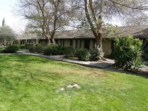 Ashmark Arms Apartments in Fresno, CA - Foto de edificio - Building Photo