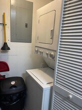 100 Lakeview Dr in Weston, FL - Building Photo - Building Photo