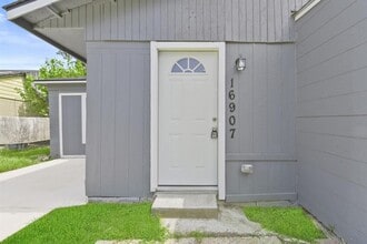 16907 Argyle Rd in Houston, TX - Building Photo - Building Photo