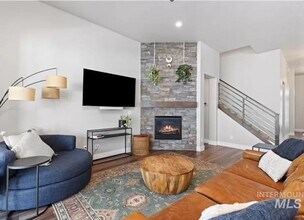 8462 W Suttle Lake Dr in Garden City, ID - Building Photo - Building Photo