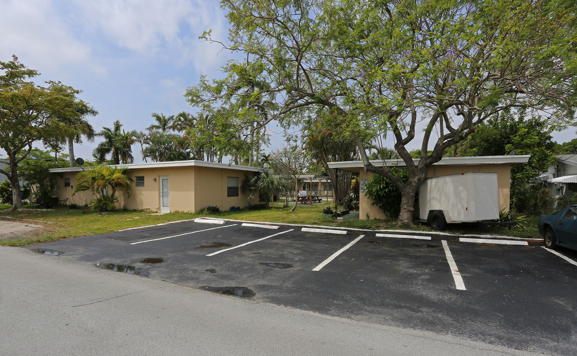 Oakland Gardens Apartments in Oakland Park, FL - Foto de edificio