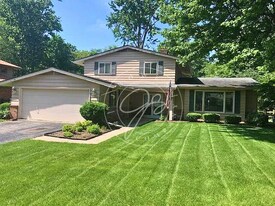 6912 Fredericksburg Dr S in Sylvania, OH - Building Photo