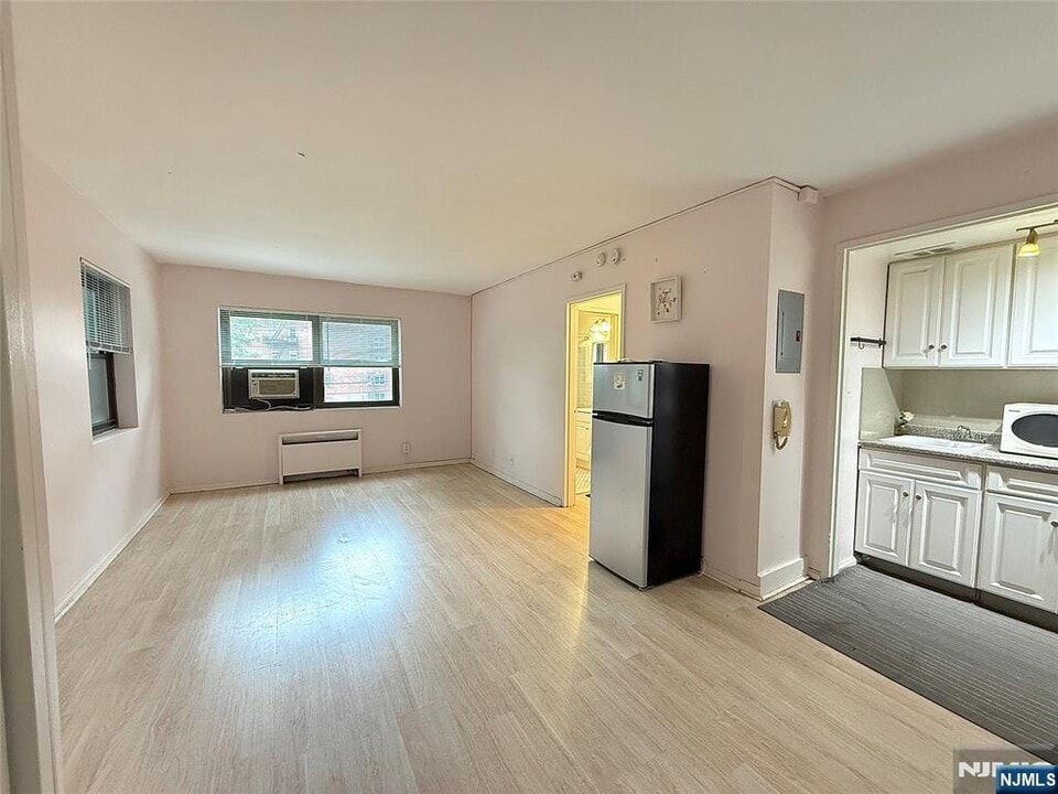 401 Park Ave in Fort Lee, NJ - Building Photo