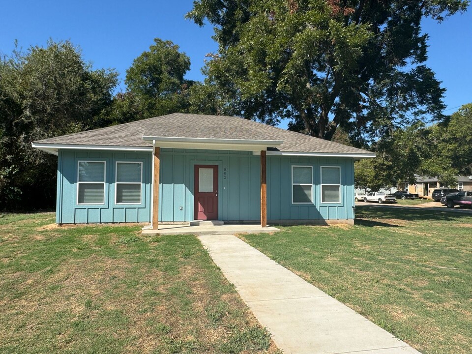 802 S 5th St in Chickasha, OK - Building Photo