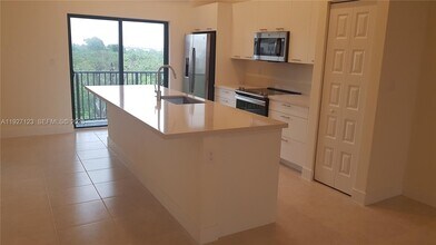 8195 NW 104th Ave in Doral, FL - Foto de edificio - Building Photo