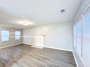 5772-5773 3 Lakes Dr in College Park, GA - Foto de edificio - Building Photo