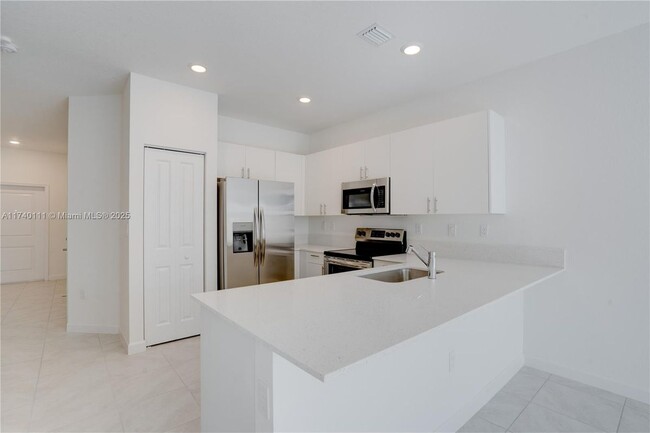 23505 SW 129th Path in Princeton, FL - Foto de edificio - Building Photo