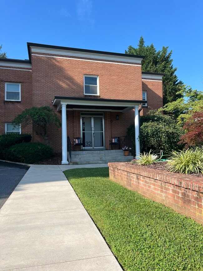 32 E Main St in Middletown, MD - Foto de edificio - Building Photo