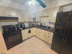 806 Eves Dr-Unit -2H in Hillsborough, NJ - Building Photo - Building Photo