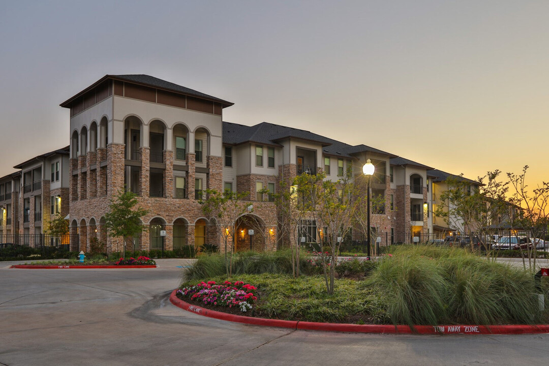 Bellrock Upper North in Haltom City, TX - Building Photo