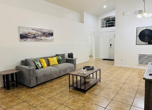 536 Cheshire Way in Davenport, FL - Foto de edificio - Building Photo