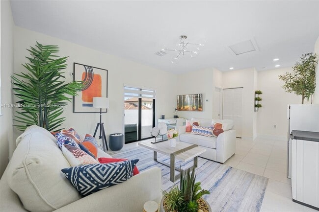 8387 NW 43rd St in Doral, FL - Building Photo - Building Photo