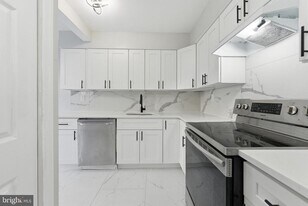 111 Presidential Dr in Gloucester Township, NJ - Building Photo