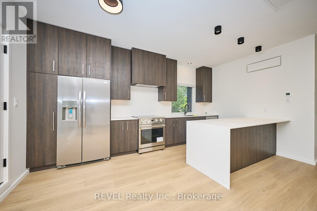 5361 Valley Wy in Niagara Falls, ON - Building Photo